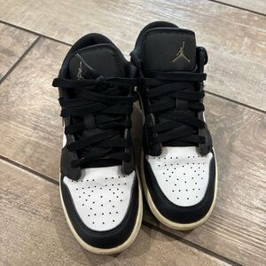 Nike Air Jordan 1 Low AJ1 Black Toe Medium Olive Kids Youth size 4.5y Casual